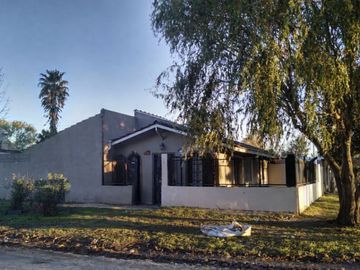 Casa 4 ambientes con garage y parque en venta