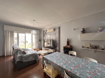CASA 4 AMBIENTES EN UNA PLANTA CON PARQUE Y QUINCHO CUBIERTO