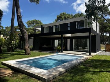PINAMAR -  CASA ALAMOS  CON PISCINA  -TEMPORADA 2027