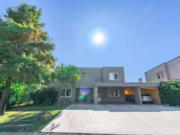Alquiler Casa 6 ambientes con Pileta en Ayres Plaza