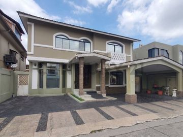 Venta Casa de 5 Hab. con Piscina y Jacuzzi en Urb. Rio...