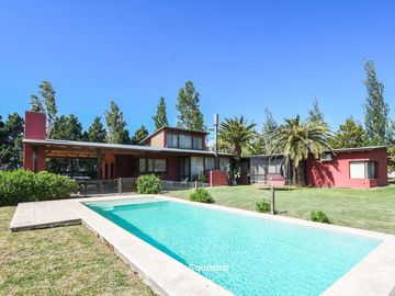 VENTA | PERMUTA - Casa de 3 dormitorios, piscina y...