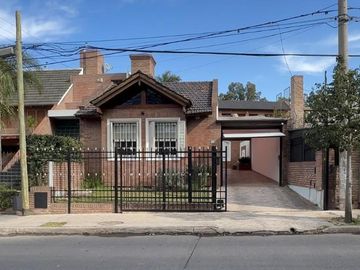 Casa apta crédito en Villa Cabrera