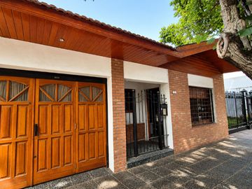 CASA 4 AMBIENTES CON GARAJE Y PATIO EN QUILMES