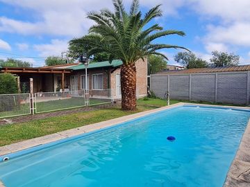 Casa en venta con jardin, pileta y cochera