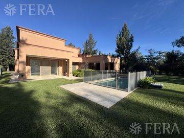 Venta de casa 4 ambientes con piscina y cochera en...