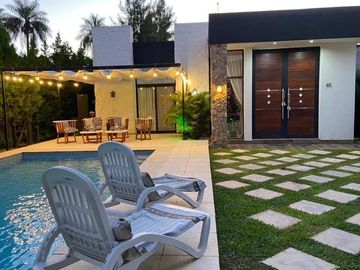 Exclusiva Casa en B° Privado con Piscina Santa Ana