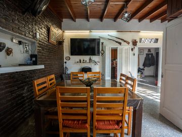 CASA EN VENTA LA PLATA  2 DORMITORIOS APTO BANCO