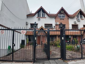 TRIPLEX EN VENTA 5 AMBIENTES COCHERA Y JARDIN