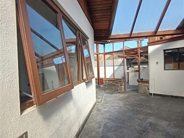 Casa en Arriendo en Calle Santiago a pasos del centro.