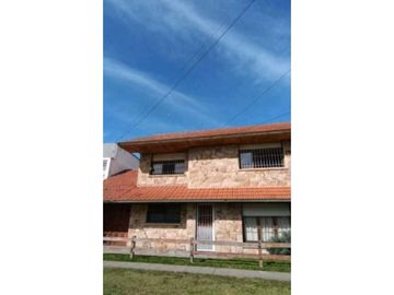 VENTA CHALET 5 AMBIENTES, CON GARAGE Y PATIO .APTO...