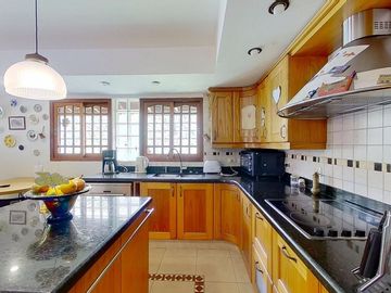 CASA 5 AMBIENTES EN VENTA EN CASTELAR C/PILETA