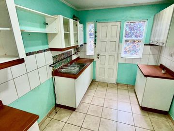 CASA EN PLENA AVENIDA EN PARQUE FUNDADORES