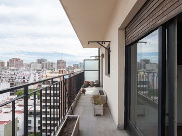 Dpto de 3 ambientes con balcón, piso alto y vista...