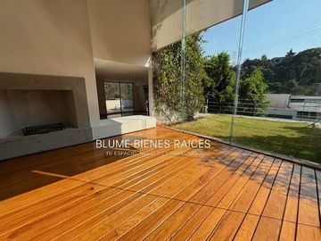 Renta cómoda casa en privada, en Lomas Altas; con...