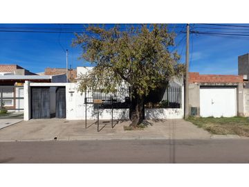 CASA CON DEPARTAMENTOS BARRIO SAN ROQUE