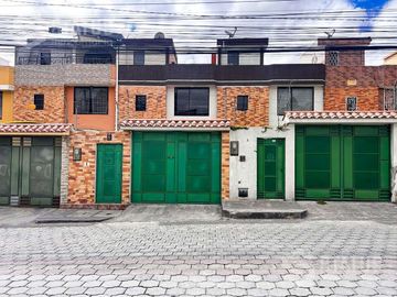 Venta de casa semi independiente frente al Parque...