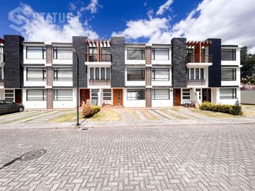 Venta de casa con terraza frente al Colegio Guthemberg...