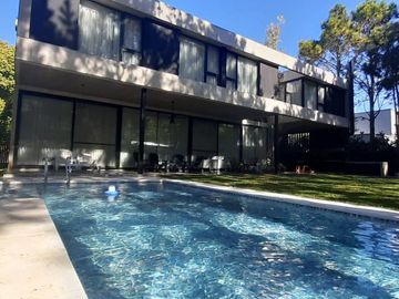 Venta casa de categoría cinco dormitorios con pileta en...
