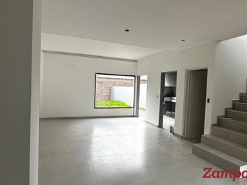 Casa tipo duplex, 2 dorm. Bº, Toilette, Jardín 80 m2....