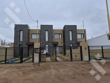 En Venta | PH de 2 Dormitorios | B° Perticone | Centenario