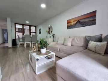 Apartamento con excelente ubicación en La America.