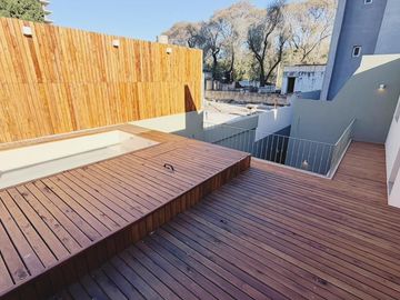 Casa interna con terraza y pileta