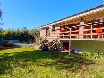 Venta - Casa de Categoría en Villa Los Aromos