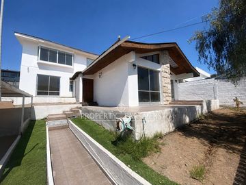 Casa con gran terreno, 5 dormitorios, piscina y vista al...