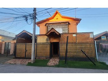 Casa en Maipú en pasaje cerrado con conectividad