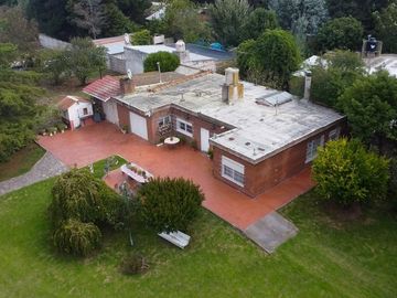 VENTA CASA 5 AMBIENTES PARQUE Y QUINCHO EN CAMET