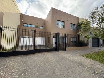 LA MEJOR CASA DE LANUS, PARQUE, PILETA, COCHERA.