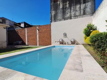 CASA EN VENTA CON PILETA Y LOCALES EN AV ROCA