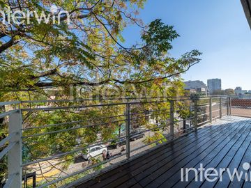 Triplex de 4 ambientes al frente con terraza propia y...