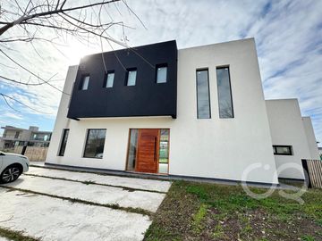 HERMOSA CASA DE 4 AMB A ESTRENAR EN HARAS SANTA MARIA -...