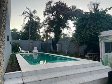 Casa de gran tamaño c/ Pileta en Tablada