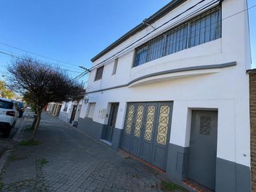 VENTA CASA DE 4 DORMITORIOS, PATIO SECO, QUINCHO Y...