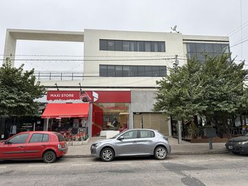 Local en zona Comercial Cerro De Las Rosas. Tejeda al 4000.