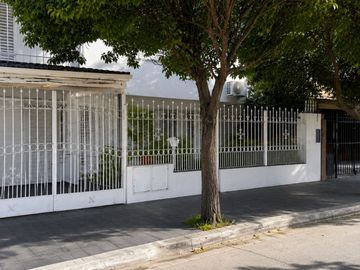 CASA CON DPTO A 2 CUADRAS SHOPPING VILLA CABRERA
