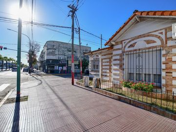 Casa esquina Avenida 2 dormi c/ cochera y patio