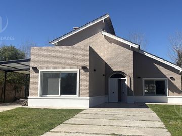 Casa 5 Ambientes  En Club De Campo La Martona