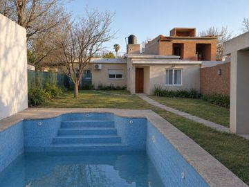 CASA EN VENTA- VARELA 1954