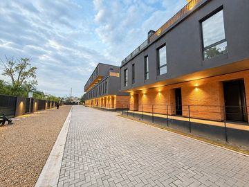 Dúplex 3 amb con Jardín y Cochera a Estrenar en UP PILAR...