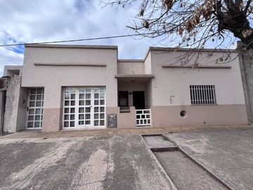 CASA EN VENTA EN PERGAMINO CON PATIO