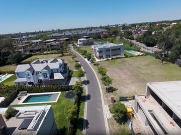 Venta de Lote  de 670 m2 en el Exclusivo Barrio la...