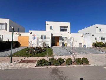 Arriendo Gran casa Chicureo 3D 3B 6E