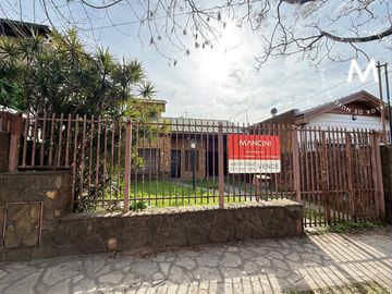 Casa en venta de 2 ambientes con cocheras y jardín con...