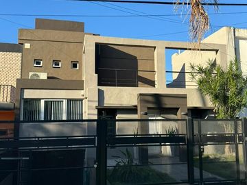 VENDEMOS GRAN CASA SOBRE AV DON BOSCO  A METROS DE CIRCUNVAL