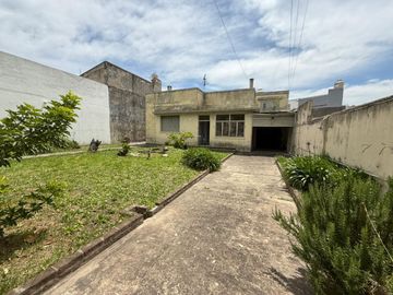 Casa sobre dos lotes de 3 ambientes con cochera y jardín...