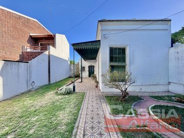 CASA CORTE ANTIGUO RECICLADA LOTE PROPIO JARDIN AL FTE....